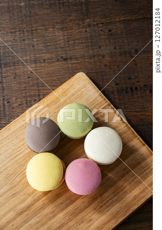 カラフルなマカロン カラフルなマカロン 127012184