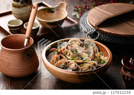 出汁香るあさりの酒蒸し 湯気と器が美しい写真 127012239