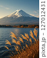 河口湖で見るススキの穂と山中湖 127012431