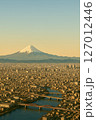 朝日を浴びている富士山 127012446