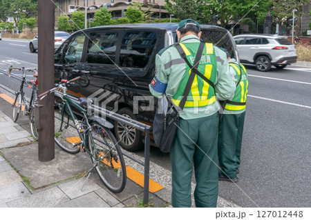 東京都心の駐車違反取締り 127012448