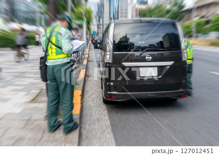 東京都心の駐車違反取締り 127012451