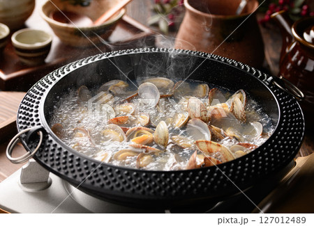 あさりの酒蒸し 煮立つ湯気と出汁の和食鍋料理 127012489