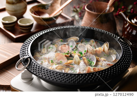 あさりの酒蒸し 煮立つ湯気と出汁の和食鍋料理 127012490