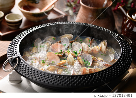 あさりの酒蒸し 煮立つ湯気と出汁の和食鍋料理 127012491