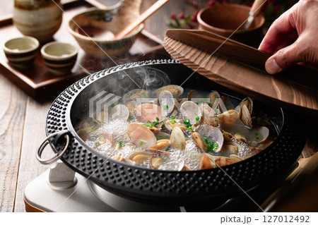 あさりの酒蒸し 煮立つ湯気と出汁の和食鍋料理 127012492