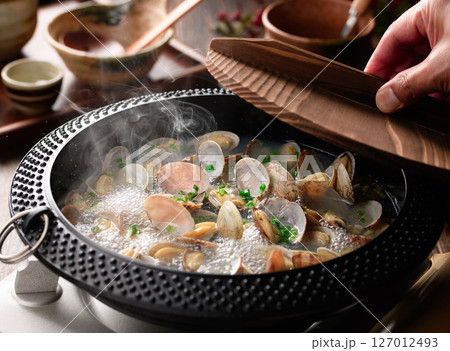 あさりの酒蒸し 煮立つ湯気と出汁の和食鍋料理 127012493