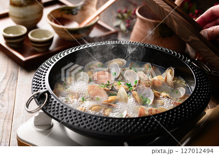 あさりの酒蒸し 煮立つ湯気と出汁の和食鍋料理 127012494