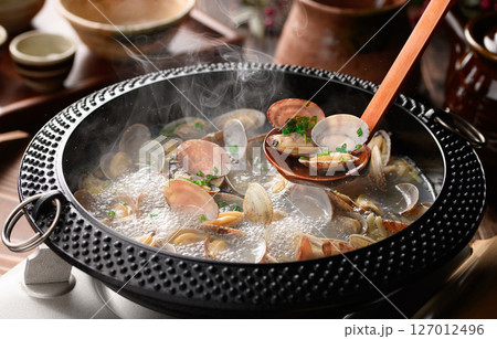 あさりの酒蒸し 煮立つ湯気と出汁の和食鍋料理 127012496