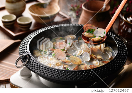 あさりの酒蒸し 煮立つ湯気と出汁の和食鍋料理 あさりの酒蒸し 煮立つ湯気と出汁の和食鍋料理 127012497