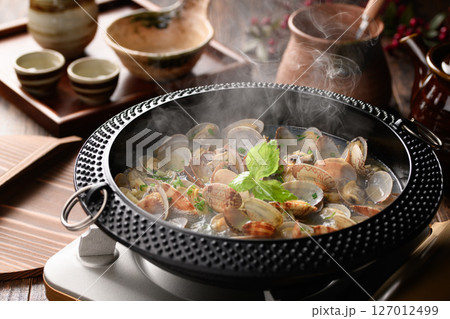 あさりの酒蒸し 煮立つ湯気と出汁の和食鍋料理 127012499