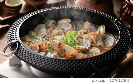 あさりの酒蒸し 煮立つ湯気と出汁の和食鍋料理 あさりの酒蒸し 煮立つ湯気と出汁の和食鍋料理 127012502