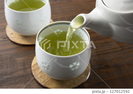 急須で緑茶を注ぐ 127012592