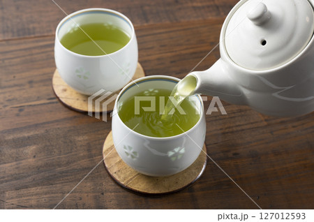 急須で緑茶を注ぐ 127012593