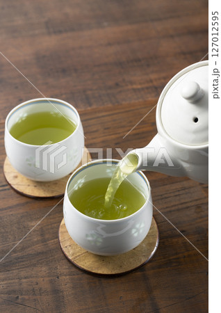 急須で緑茶を注ぐ 急須で緑茶を注ぐ 127012595