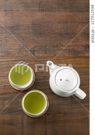 急須で緑茶を注ぐ 127012599