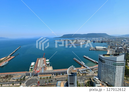【香川県】高松シンボルタワー展望台から見た高松港と瀬戸内海の島々(サンポート高松) 【香川県】高松シンボルタワー展望台から見た高松港と瀬戸内海の島々(サンポート高松) 127012612