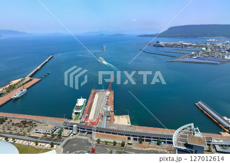 【香川県】高松シンボルタワー展望台から見た高松港と瀬戸内海の島々(サンポート高松) 【香川県】高松シンボルタワー展望台から見た高松港と瀬戸内海の島々(サンポート高松) 127012614