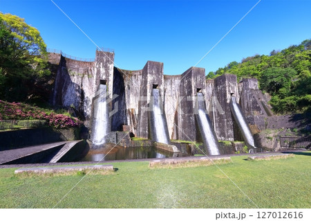 【香川県】ツツジ咲く春の豊稔池ダム（豊稔池堰堤）国最初の石積式多連マルチプルアーチダム 127012616