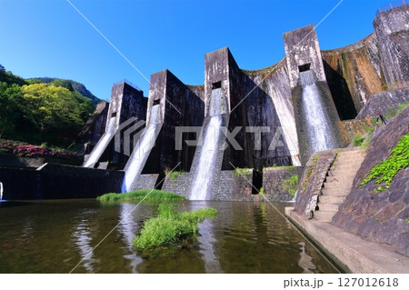 【香川県】ツツジ咲く春の豊稔池ダム(豊稔池堰堤)国最初の石積式多連マルチプルアーチダム 【香川県】ツツジ咲く春の豊稔池ダム(豊稔池堰堤)国最初の石積式多連マルチプルアーチダム 127012618
