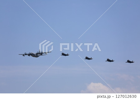 編隊飛行するステルス戦闘機　F-35　空中給油 127012630