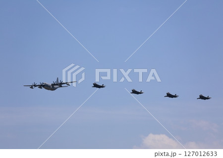 編隊飛行するステルス戦闘機　F-35　空中給油 127012633