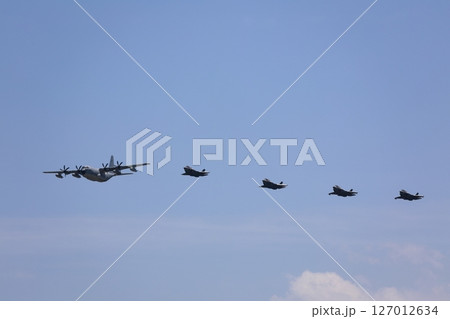 編隊飛行するステルス戦闘機　F-35　空中給油 127012634