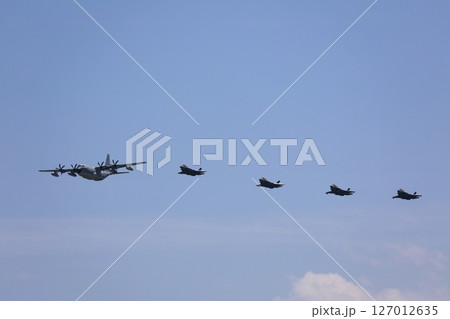 編隊飛行するステルス戦闘機　F-35　空中給油 127012635