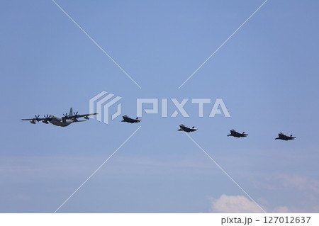 編隊飛行するステルス戦闘機　F-35　空中給油 127012637