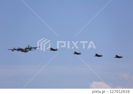 編隊飛行するステルス戦闘機　F-35　空中給油 127012638