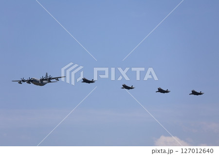 編隊飛行するステルス戦闘機　F-35　空中給油 127012640