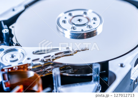 殻割したハードディスクの接写写真 127012713