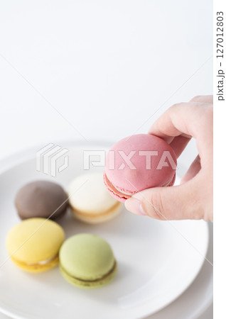 カラフルなマカロン 127012803
