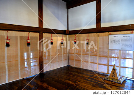 中部地方・松本城・戦国時代のお城を観光するイメージ、大天守4階、城主の座所・長野県松本市(2) 127012844