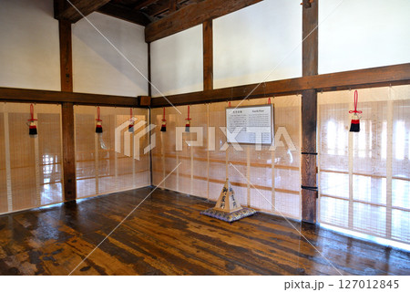 中部地方・松本城・戦国時代のお城を観光するイメージ、大天守4階、城主の座所・長野県松本市(3) 127012845