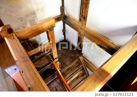 中部地方・松本城・戦国時代のお城を観光するイメージ、辰巳附櫓の階段・長野県松本市 127013121