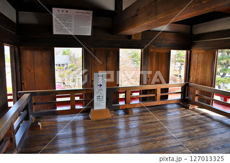 中部地方・松本城・戦国時代のお城を観光するイメージ、月見櫓の内部の眺め・長野県松本市(4) 127013325