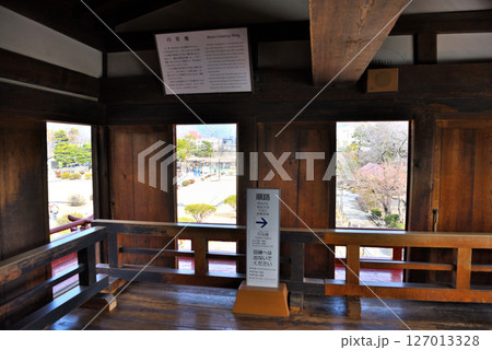 中部地方・松本城・戦国時代のお城を観光するイメージ、月見櫓の内部の眺め・長野県松本市(7) 127013328