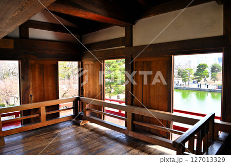 中部地方・松本城・戦国時代のお城を観光するイメージ、月見櫓の内部の眺め・長野県松本市(8) 127013329