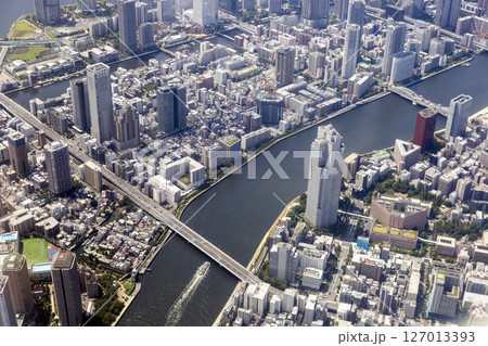 東京都の佃大橋上空から月島方向を空撮 127013393