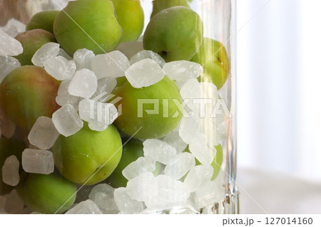 氷砂糖と青梅を入れた保存瓶 127014160