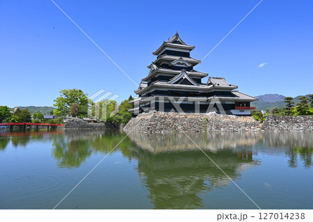 快晴の長野県松本城 国宝天守と内堀 127014238