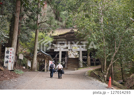 鞍馬寺　心臓破りの参道を力を合わせてお参りする2 127014293