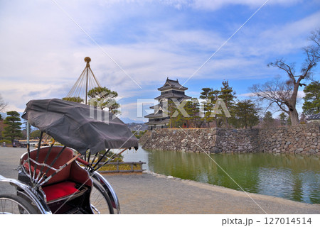 中部地方・松本城・松本城公園の人力車と松本城、歴史を感じる楽しい観光のイメージ・長野県松本市(1) 中部地方・松本城・松本城公園の人力車と松本城、歴史を感じる楽しい観光のイメージ・長野県松本市(1) 127014514