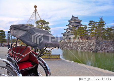 中部地方・松本城・松本城公園の人力車と松本城、歴史を感じる楽しい観光のイメージ・長野県松本市(2) 中部地方・松本城・松本城公園の人力車と松本城、歴史を感じる楽しい観光のイメージ・長野県松本市(2) 127014515