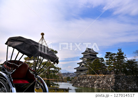 中部地方・松本城・松本城公園の人力車と松本城、歴史を感じる楽しい観光のイメージ・長野県松本市(3) 127014517