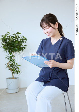 クリニックで問診をする看護師 クリニックで問診をする看護師 127014897
