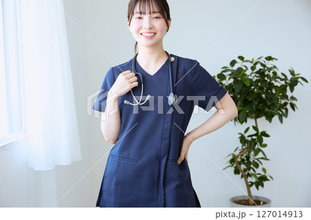 クリニックで働く看護師 127014913