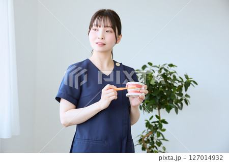 ブラッシング指導をする歯科衛生士 ブラッシング指導をする歯科衛生士 127014932