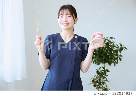 ブラッシング指導をする歯科衛生士 ブラッシング指導をする歯科衛生士 127014937
